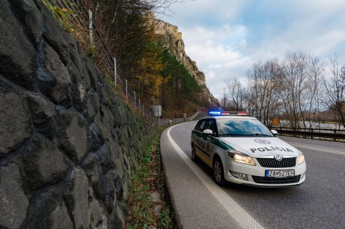 Na ceste I/18 pod hradom Strečno budú pre zosuv skál platiť dopravné obmedzenia, polícia apeluje na vodičov