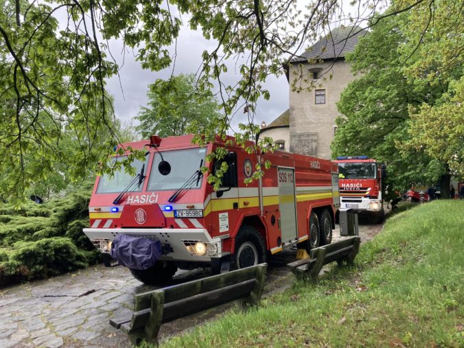 Na Zvolenskom zámku aktuálne prebieha taktické cvičenie, hasiči zasahujú pri simulovanom požiari