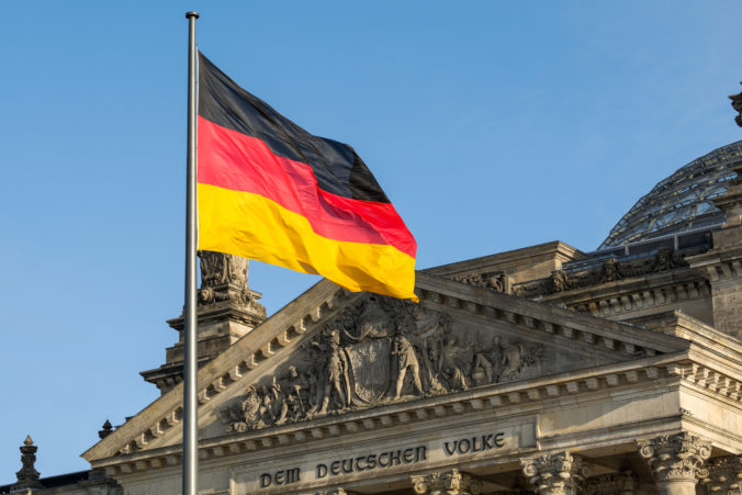 Nemecký parlament schválil platobné karty pre žiadateľov o azyl s cieľom obmedziť platby v hotovosti