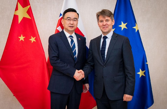 Fico pôjde na významnú obchodnú návštevu do Číny, rokoval o tom štátny tajomník Marek Eštok (foto)