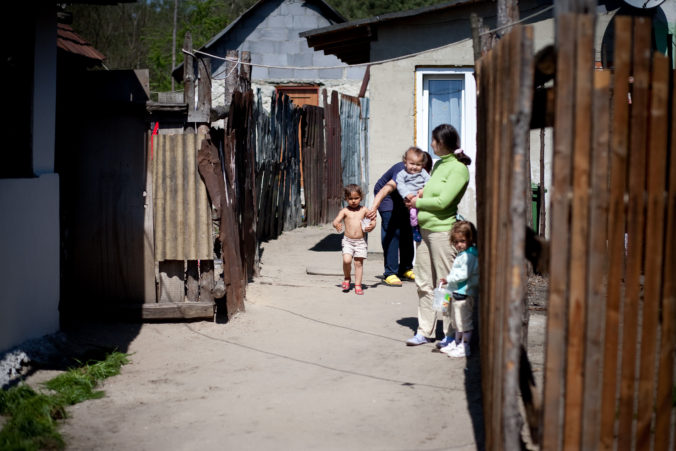 Vyššie štandardy bývania pre rómske komunity? Ficova vláda vyčlenila takmer šesť miliónov eur na usporiadanie vlastníctva 