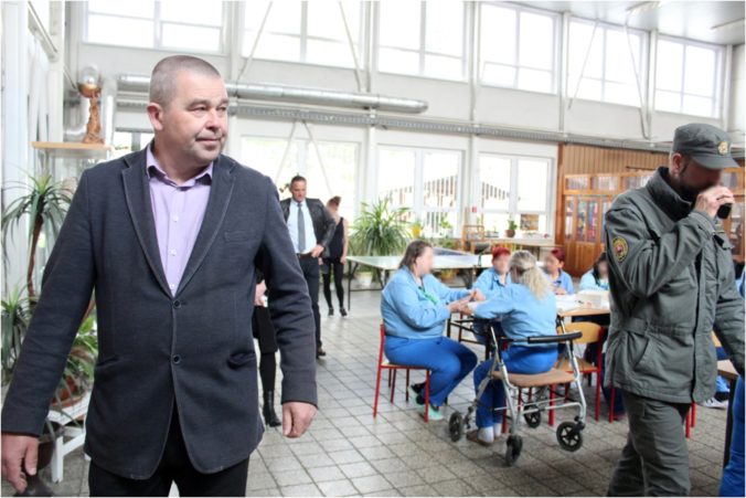 Štátny tajomník Sedliak rozbehol sériu návštev v slovenských väzniciach, prvou zastávkou bol ústav v Sučanoch (foto)