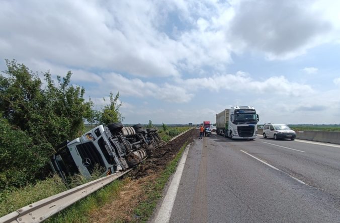 Na diaľnici D1 v smere do Bratislavy sa prevrátil kamión, doprava je obmedzená (foto)