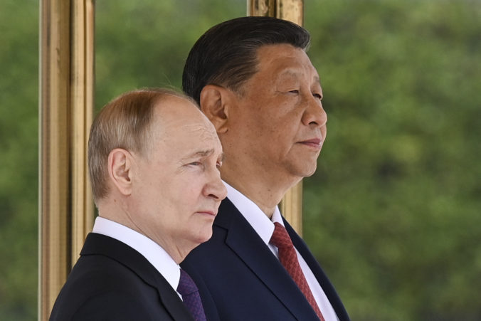 Putin podľa analytikov predstiera záujem o mierové rokovania, stretnutie so Si Ťin-pchingom využil na propagáciu