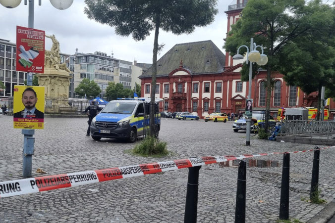 Útočník s nožom napadol niekoľko ľudí v nemeckom meste, medzi zranenými je aj policajt (video)