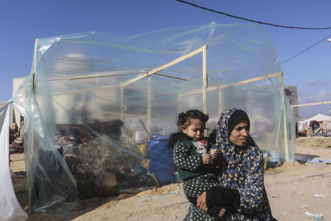 Izrael pripravuje pozemnú inváziu do Rafahu, tisícky Palestínčanov vyzval na evakuáciu