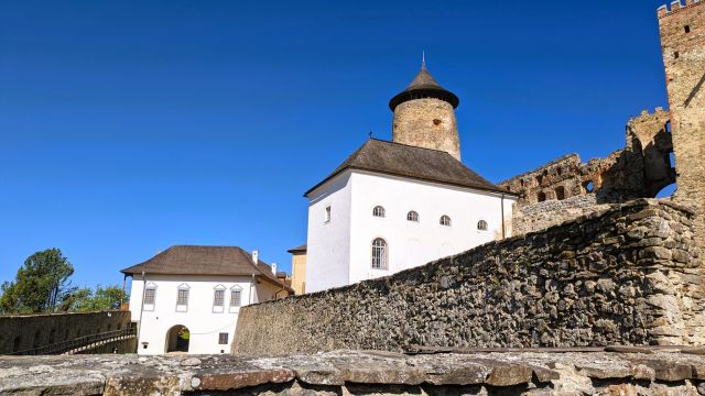 Obnova Ľubovnianskeho hradu pokračuje, archeológovia našli keramiku aj delové gule