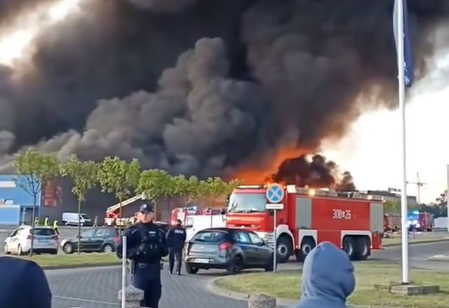 Vo Varšave horí nákupné centrum, hasiči nasadili desiatky tímov (video)
