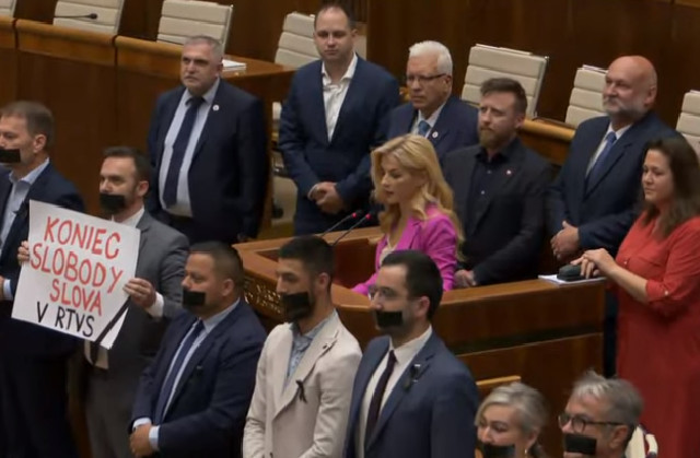 Poslanci sa v parlamente postavili pred rečnícky pult so zalepenými ústami a transparentom „koniec slobody slova v RTVS“ (video)