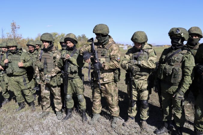 Rusko stratilo na Ukrajine ďalších viac ako tisíc vojakov, prišlo aj o 22 tankov