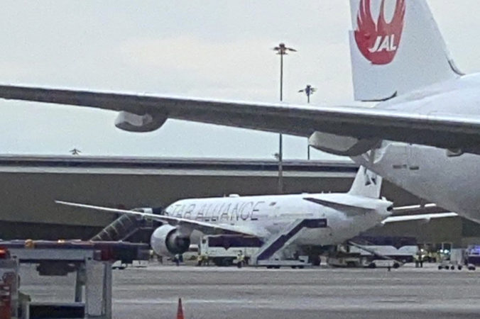 Lietadlo Singapore Airlines zasiahli počas letu silné turbulencie, jeden človek zomrel a niekoľkí sú v kritickom stave (video)