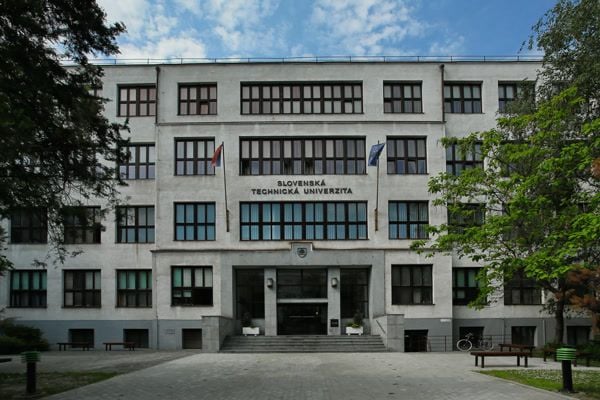 Vazovovu ulicu v Bratislave museli uzavrieť, na Slovenskej technickej univerzite bola nahlásená bomba