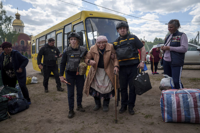 Rusi v dedine pri Vovčansku použili kazetovú muníciu, zasiahli aj civilných záchranárov