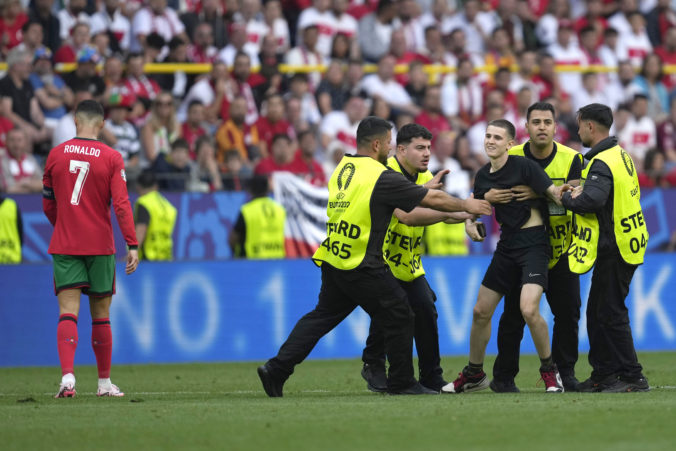 Portugalský futbalista Ramos neodohral zatiaľ ani minútu na ME vo futbale, pre incident sa však mohol vážne zraniť