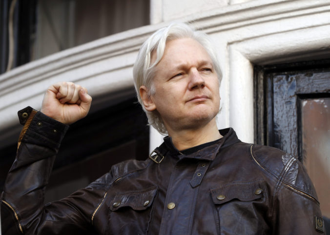 Julian Assange bude voľný. Zakladateľ portálu Wikileaks súhlasil s dohodou o vine a treste