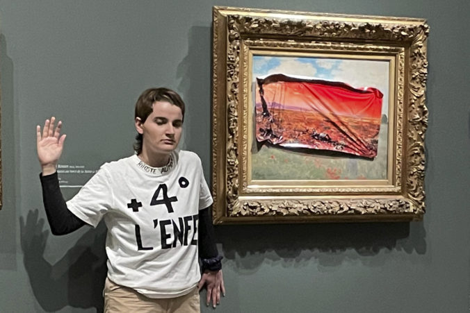 Klimatická aktivistka nalepila v parížskom múzeu Orsay protestný plagát na Monetov obraz Makové pole