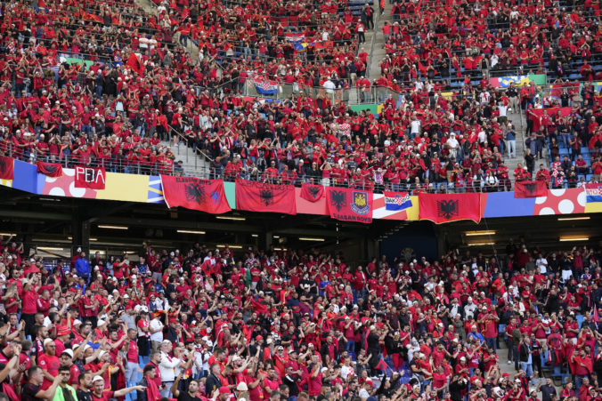 Srbi žiadajú UEFA o potrestanie Albáncov a Chorvátov, hrozia stiahnutím národného tímu zo šampionátu