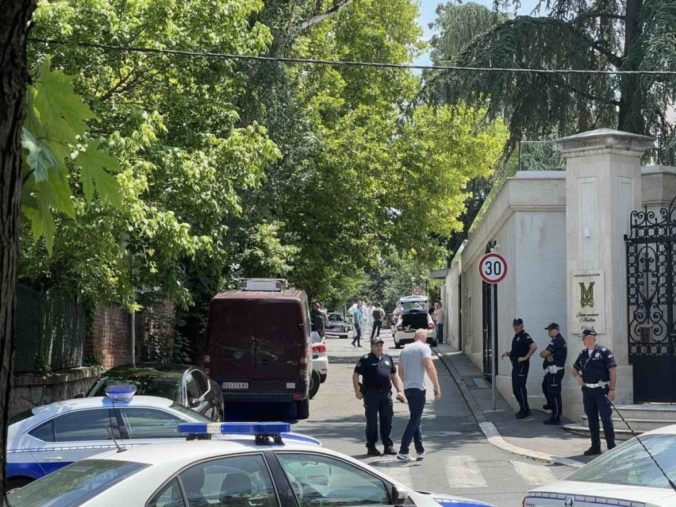 Útočník s kušou zranil srbského policajta strážiaceho izraelské veľvyslanectvo v Belehrade