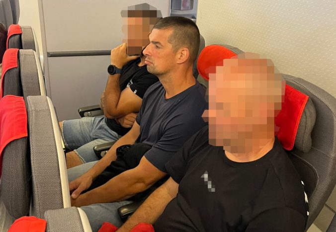 Hľadaného odsúdeného muža priviezli z USA na Slovensku, najbližšie štyri roky strávi vo väzení (foto)