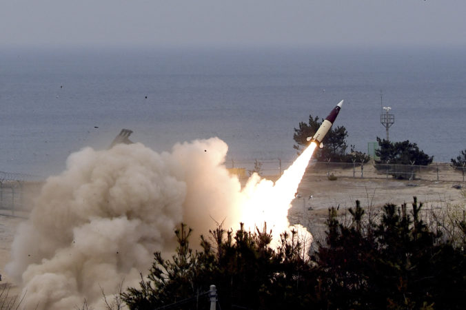 Ukrajina nemôže proti Rusku použiť rakety dlhého doletu ATACMS, potvrdil americký veľvyslanec Carpenter