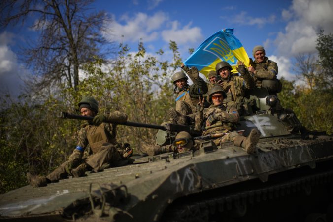 Z ruského zajatia sa naspäť do Kyjeva vrátilo desať Ukrajincov, oznámil to prezident Zelenskyj