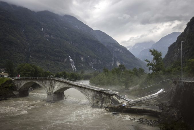Búrky spôsobili záplavy a zosuv pôdy vo Švajčiarsku, najmenej dvaja ľudia zomreli