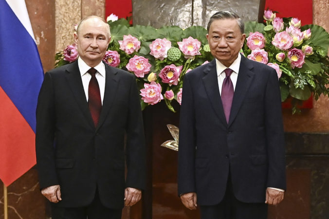 Putin je na štátnej návšteve vo Vietname, usiluje sa o posilnenie vzťahov medzi Moskvou a Hanojom