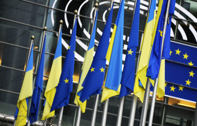 EÚ prvýkrát poskytne Ukrajine financie zo zmrazených ruských aktív, na podporu krajiny presunie 1,5 miliardy eur