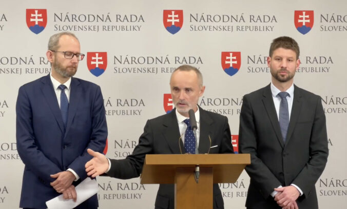 Ministerstvo obrany má historicky najvyšší rozpočet, plány na modernizáciu aj tak stoja, upozorňuje Bátor (video)