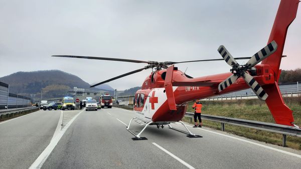 Pri dopravnej nehode dvoch áut sa zranilo niekoľko osôb, na mieste museli zasahovať aj leteckí záchranári