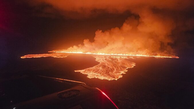 Vulkanický systém neďaleko Reykjavíku opäť chrlil lávu (foto)