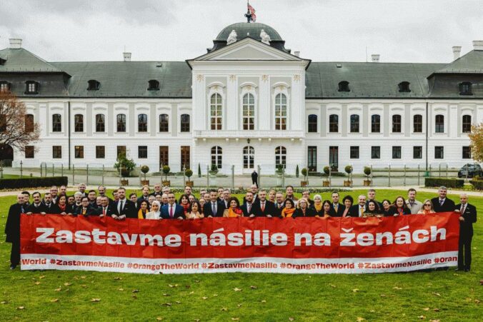 Prezident Pellegrini sa pripojil k boju proti násiliu na ženách, s viac ako päťdesiatkou ministrov sa zapojil do celoslovenskej kampane