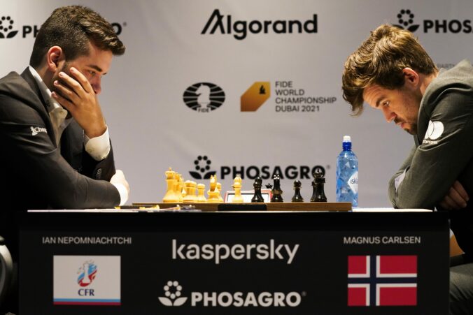 Historická chvíľa na svetovom šampionáte. Zlato v bleskovom šachu si podelili Nór Carlsen a Rus Nepomňaščij