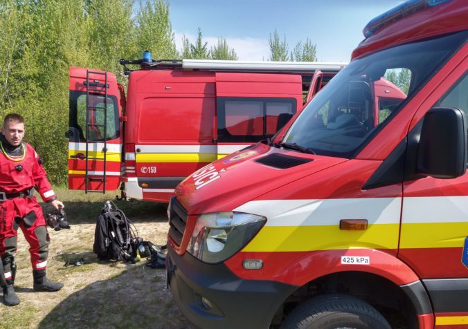 Hasiči zasahovali pri požiari rodinného domu v Pustých Úľanoch, príčinou bolo úmyselné podpálenie