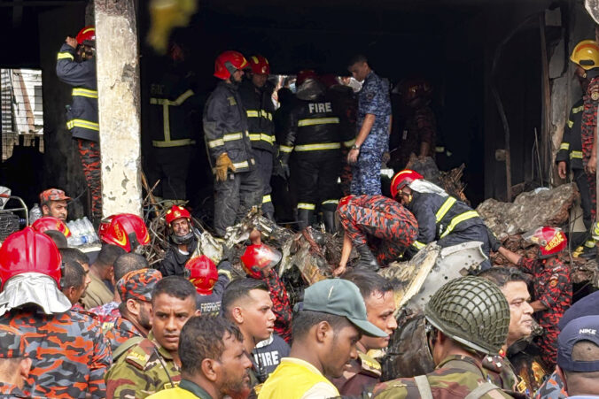 bangladesh crash 43849 676x451 177733.jpg