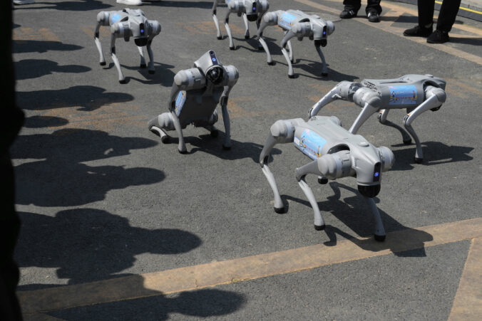 humanoid robot half marathon 34911 676x451 176953.jpg