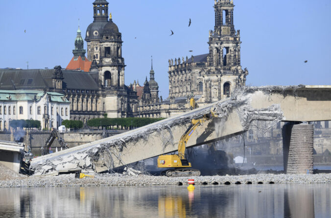 germany carola bridge 48234 676x446 178908.jpg