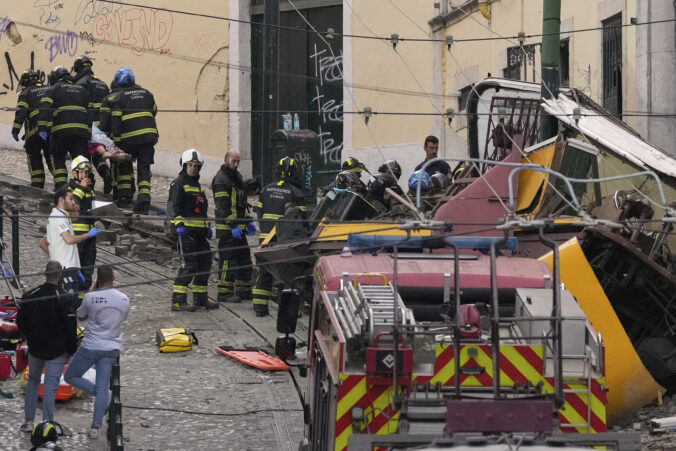 aptopix portugal streetcar derailed 40917 676x451 181030.jpg