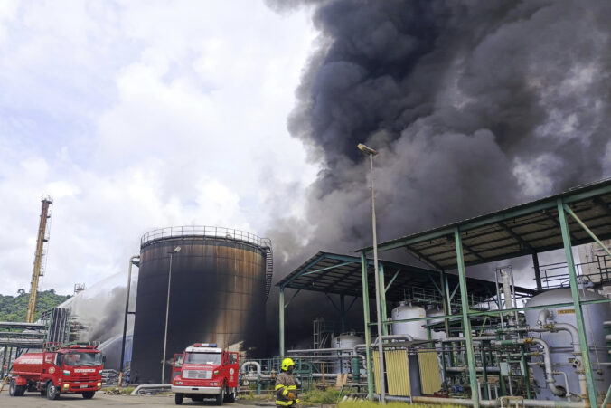 ecuador refinery fire 99889 676x451 181148.jpg