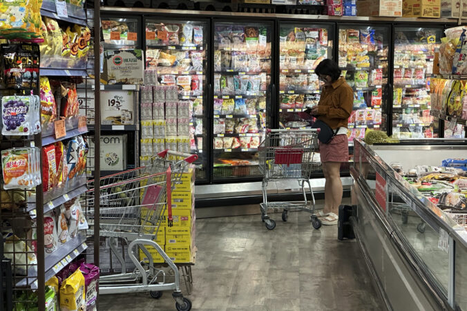 inflation tariffs grocery shopping 37975 676x451 182025.jpg