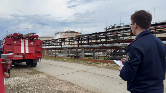 russia refinery fire 74908 676x380 181788.jpg