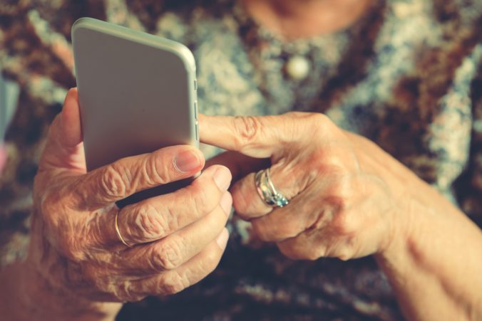 seniorka telefon 676x451 181202.jpg