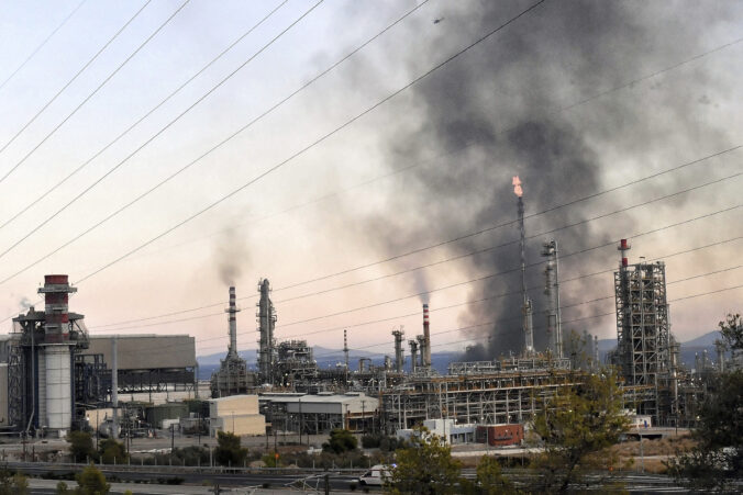 greece refinery fire 78086 1 676x451 183263.jpg