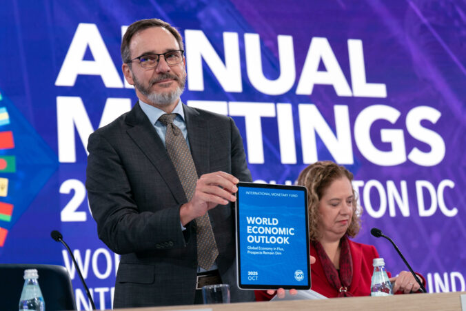 imf world economic outlook 93791 676x451 184240.jpg