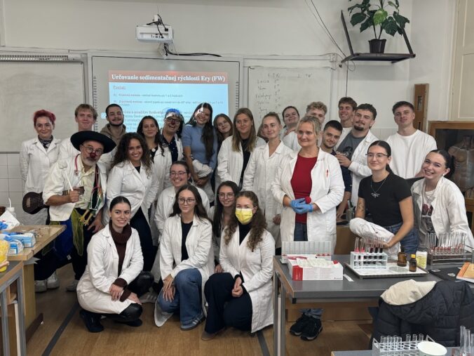 klauni so studentami 676x507 183611.jpg