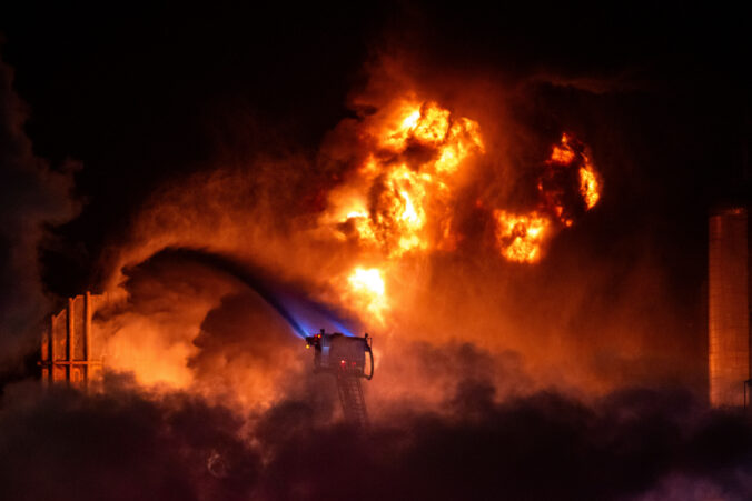 oil refinery fire la 56852 676x451 186584.jpg