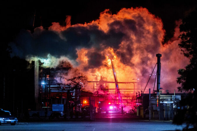 oil refinery fire la 69156 676x451 186326.jpg
