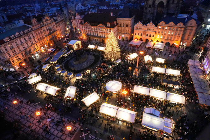 czech republic christmas market 47827 676x451 188579.jpg