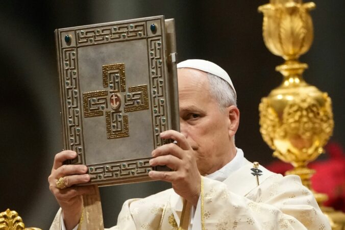 papez lev xiv. pocas vianocnej omse v bazilike sv. petra vo vatikane 676x451 190006.jpg