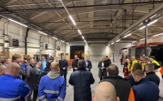 premier robert fico a minister dopravy jozef raz navstivili zamestnancov dopravneho podniku bratislava 676x418 189938.jpg